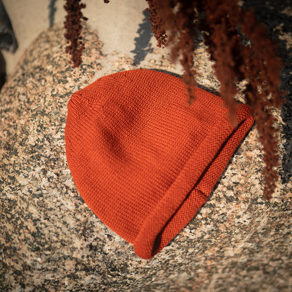 Baby- und Kindermütze aus GOTS zertifizierter Merinowolle in leuchtendem orange-rot.