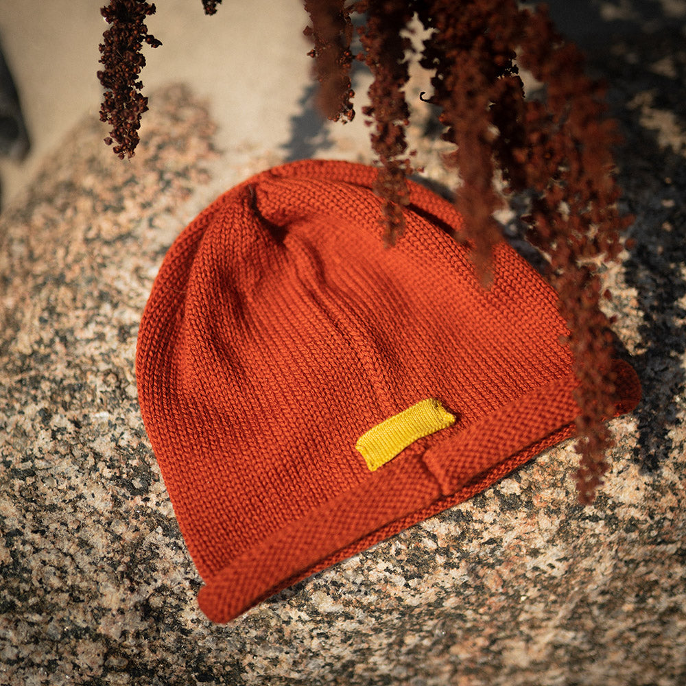 Baby- und Kindermütze aus GOTS zertifizierter Merinowolle in leuchtendem orange-rot.