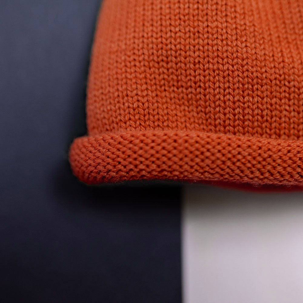 Baby- und Kindermütze aus GOTS zertifizierter Merinowolle in leuchtendem orange-rot.