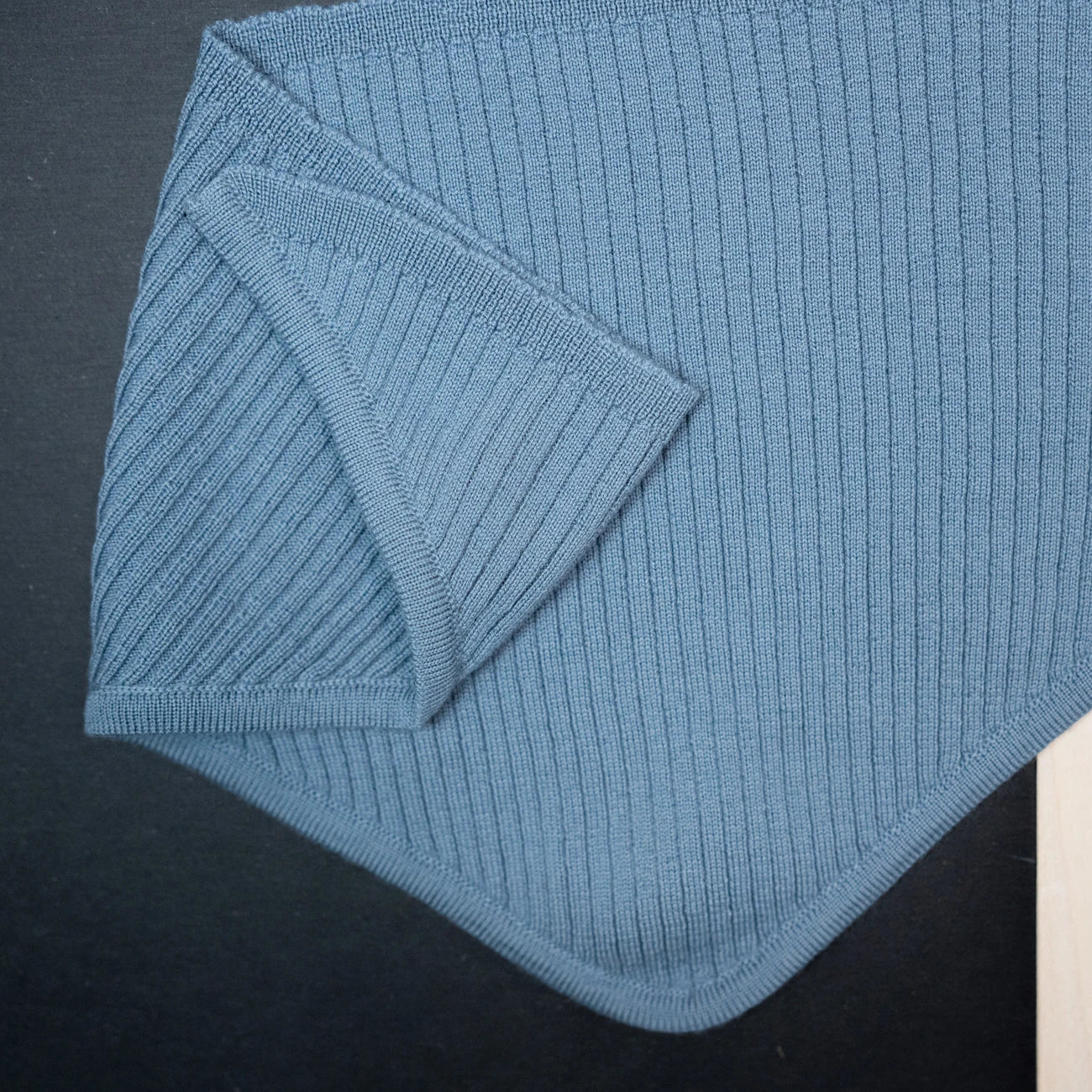 THE WOOLLY TRIANGLE SCARF SMALL - blue