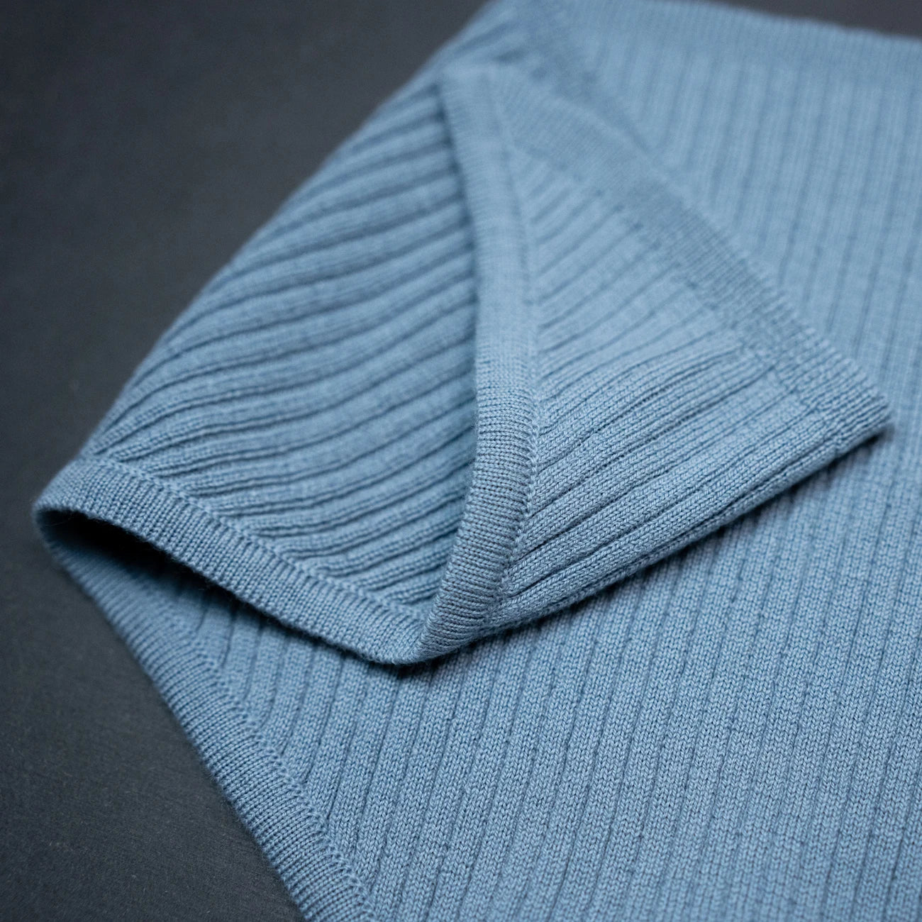 THE WOOLLY TRIANGLE SCARF SMALL - blue