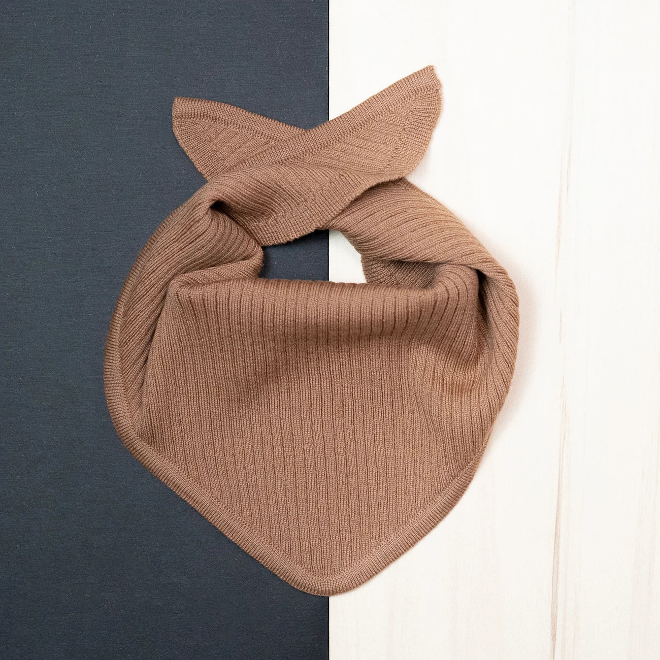 THE WOOLLY TRIANGLE SCARF SMALL - camel