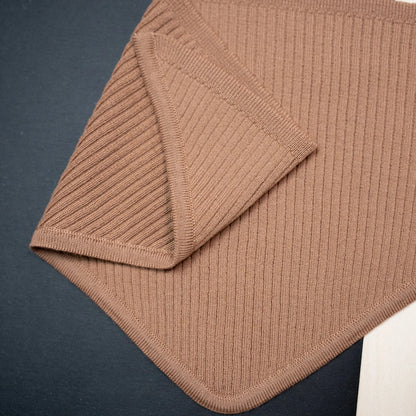 THE WOOLLY TRIANGLE SCARF SMALL - camel