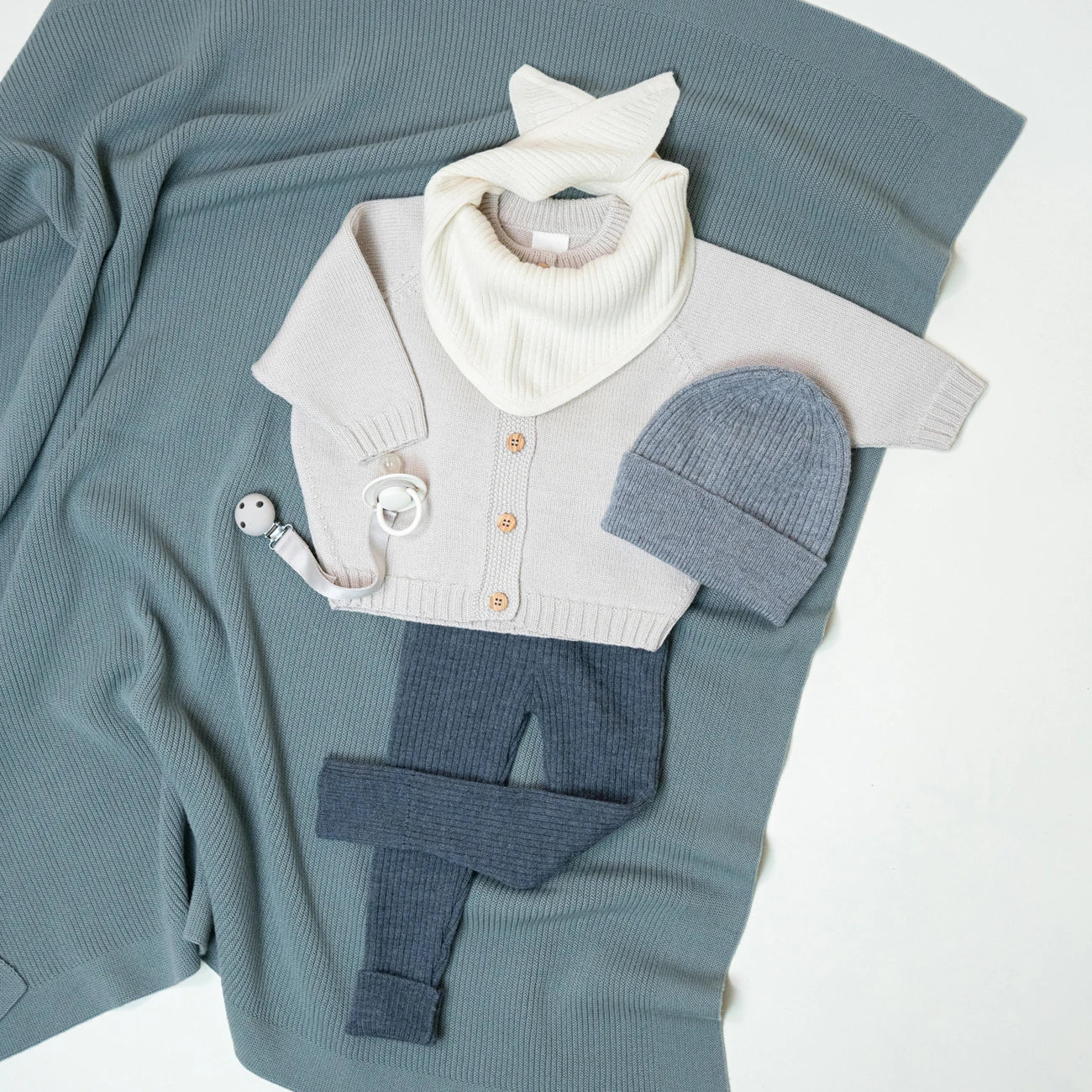 THE WOOLLY TRIANGLE SCARF SMALL - pure