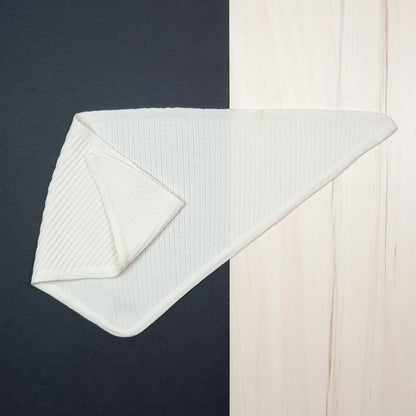 THE WOOLLY TRIANGLE SCARF SMALL - pure