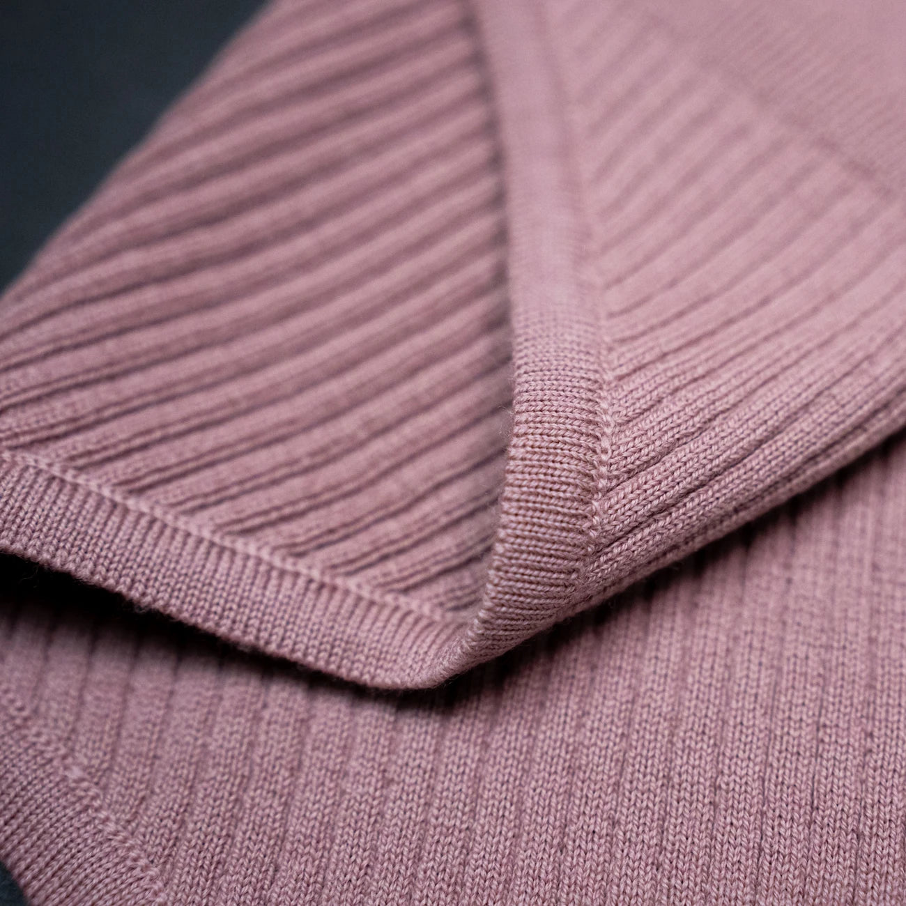 THE WOOLLY TRIANGLE SCARF SMALL - rose