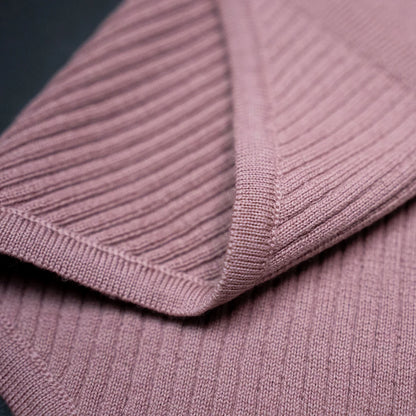 THE WOOLLY TRIANGLE SCARF SMALL - rose