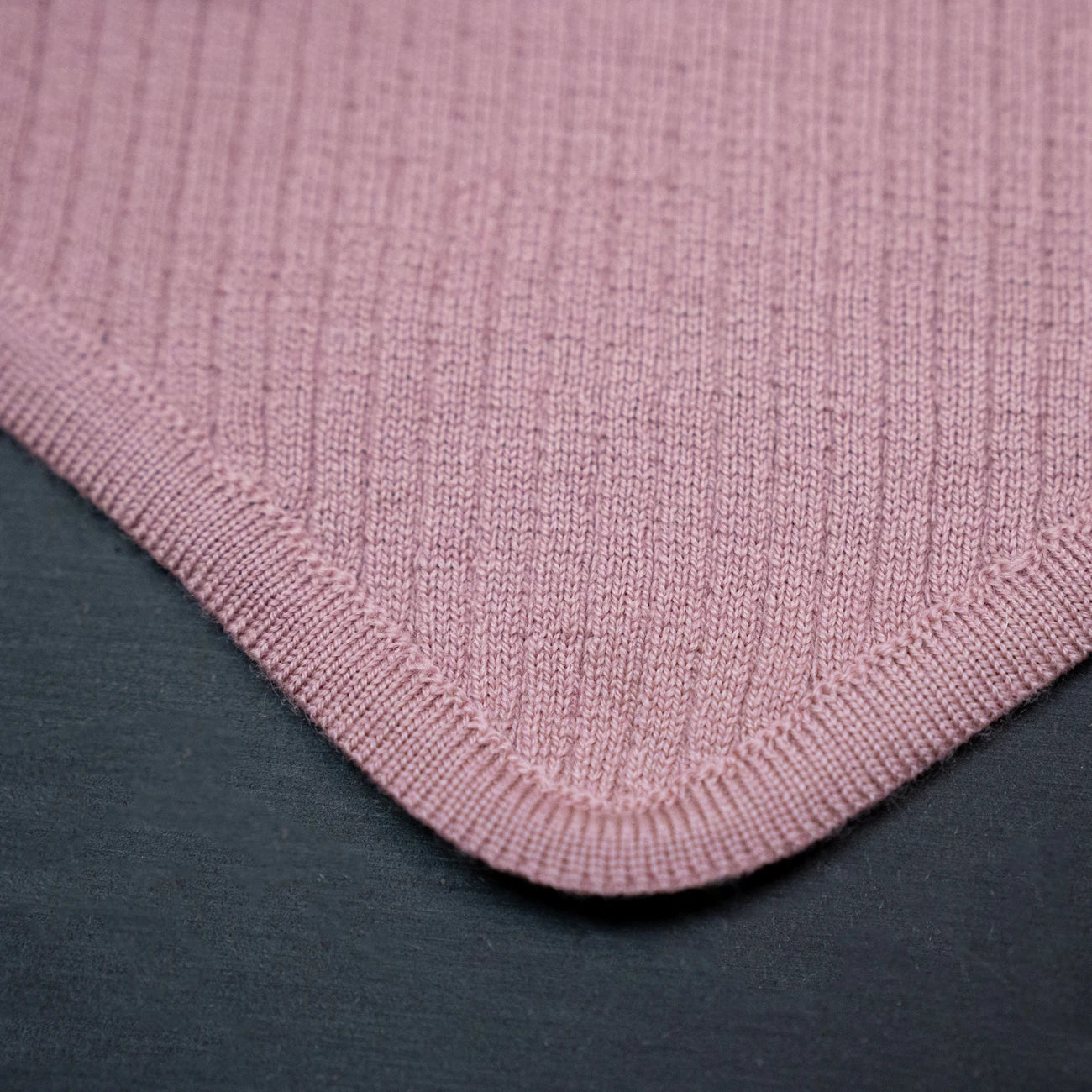 THE WOOLLY TRIANGLE SCARF SMALL - rose