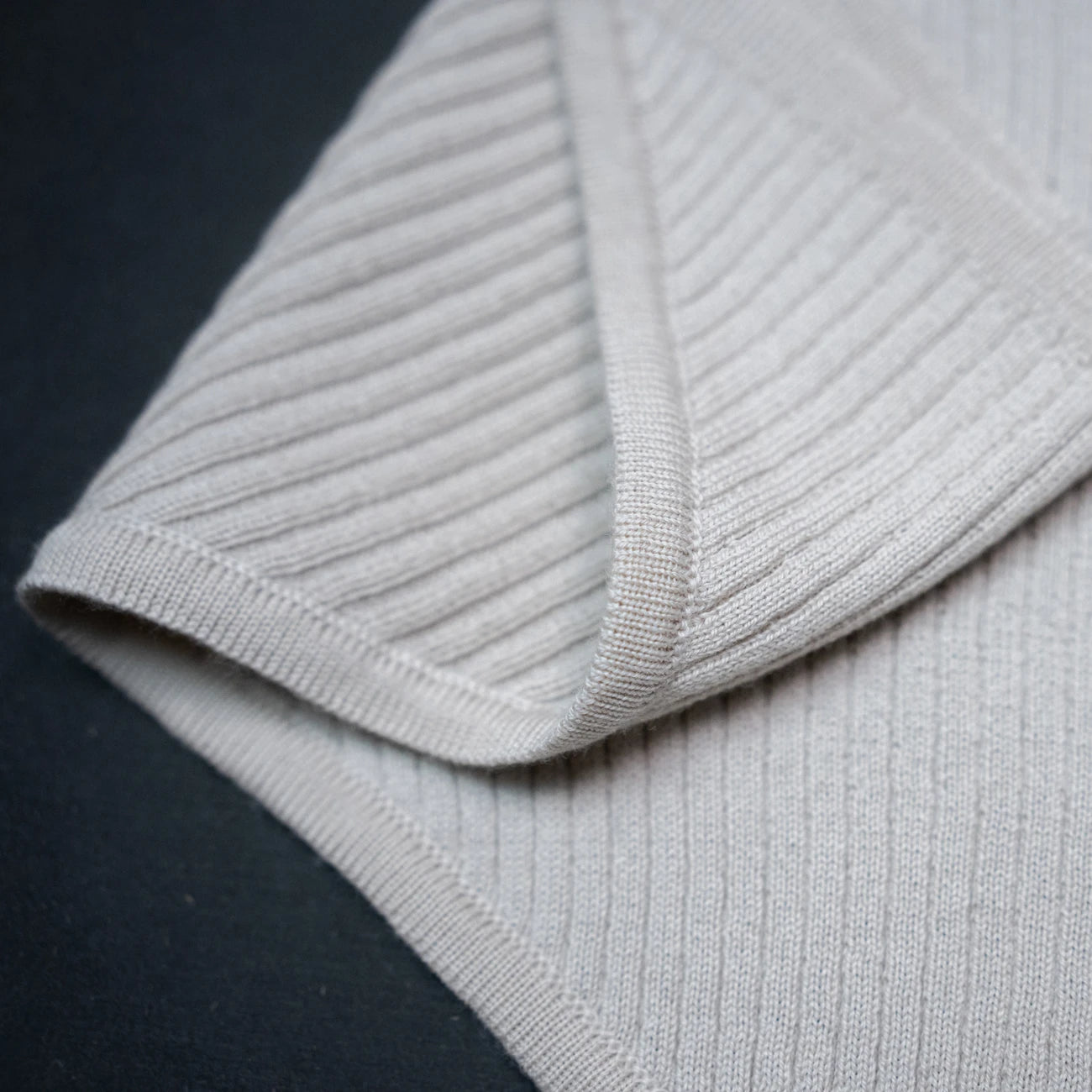 THE WOOLLY TRIANGLE SCARF SMALL - sand
