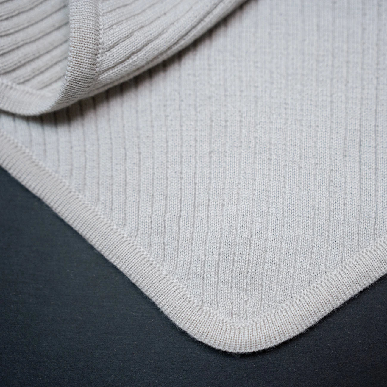 THE WOOLLY TRIANGLE SCARF SMALL - sand