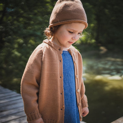 Mütze und Strickjacke für Kinder aus GOTS zertifizierter Merinowolle in warmem hell-braun.