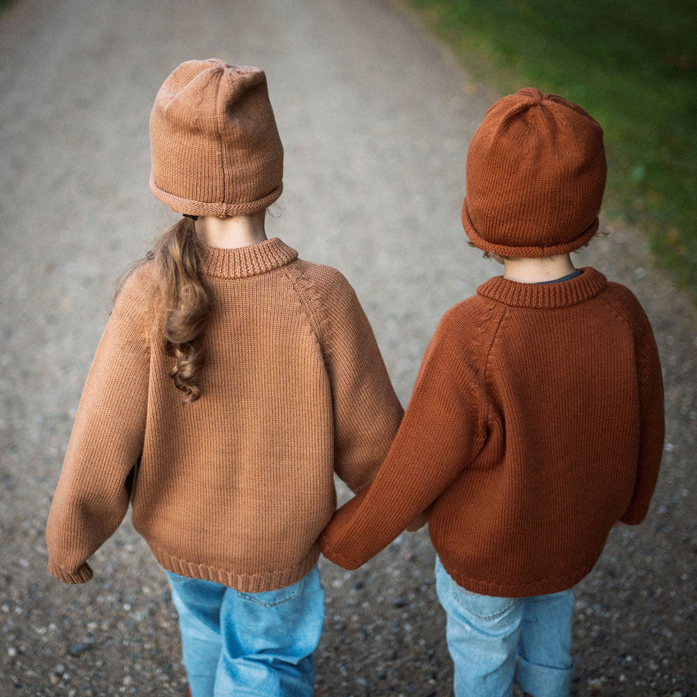 Mütze und Strickjacke für Kinder aus 100% GOTS zertifizierter, weicher Merinowolle in Brauntönen.